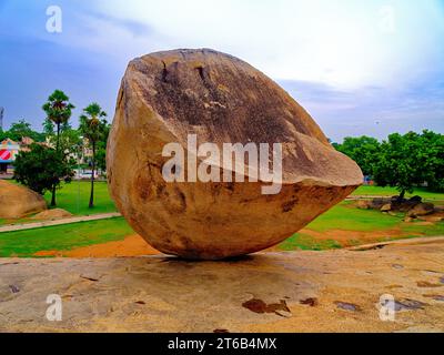 Krishnas Butterball, ein gigantischer, ausgleichender Felsen in mahabalipuram, ein UNESCO-Weltkulturerbe Stockfoto