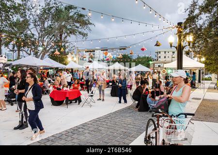 Miami Beach Florida, Normandie Isle Fountain plaza, jährliche Halloween Community Event Aktivitäten, Hispanic Latin Latino, ethnische Herkunft, Immigranten Minderheit Stockfoto