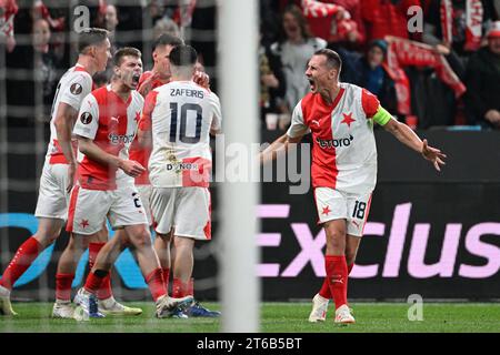 Prag, Tschechische Republik. November 2023. Von rechts Kapitän von Slavia Jan Boril und das Team feiern das zweite Tor während der 4. Runde des Spiels Slavia Praha gegen AS Rom, Gruppe G in Prag, Tschechien, 9. November 2023. Quelle: Michal Kamaryt/CTK Photo/Alamy Live News Stockfoto