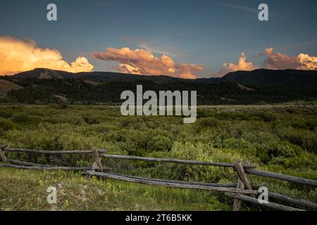 WY05770-00...WYOMING - Wolken bei Sonnenuntergang über dem Shadow Mountain von der historischen Stätte der Cunningham Hütte im Grand Teton Nationalpark. Stockfoto