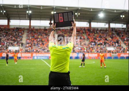 Technischer Schiedsrichter zeigt zusätzliche Zeit während des Fußballspiels an. Stockfoto
