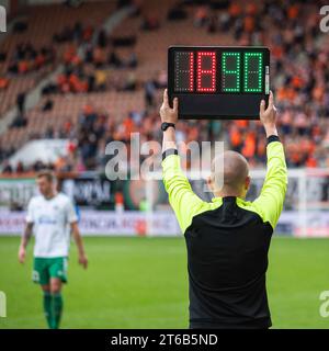 Teammanager Mann zeigt Spieler, die während des Fußballspiels ersetzt werden. Stockfoto