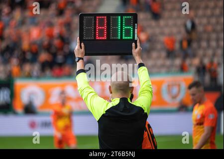 Teammanager Mann zeigt Spieler, die während des Fußballspiels ersetzt werden. Stockfoto