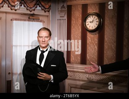 Berlin, Deutschland. November 2023. Die Wachsfigur von Kemal Atatürk, Gründer der Türkischen Republik, wird bei Madame Tussauds Berlin präsentiert. Quelle: Jens Kalaene/dpa/Alamy Live News Stockfoto