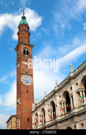 Vicenza, VI, Italien - 1. Juni 2020: Denkmal namens BASILICA PALLADIANA mit italienischen Fahnen Stockfoto