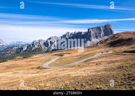 Wunderschöner Blick auf eine Bergkette in den Dolomiten Stockfoto