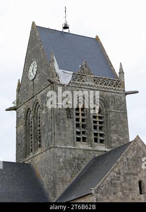 Sainte-Mere-Eglise, Frankreich - 21. August 2022: DDAY-Denkmal mit Fallschirmjäger auf dem Kirchturm Stockfoto