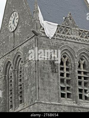 Sainte-Mere-Eglise, Frankreich - 21. August 2022: Denkmal mit Fallschirmjäger auf dem Glockenturm Stockfoto