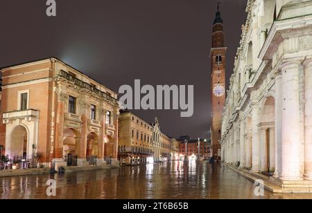 Vicenza, VI, Italien - 15. Januar 2023: Blick auf den Hauptplatz des historischen Zentrums mit Reflexen von Straßenlaternen Stockfoto
