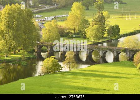 Blick auf das Dorf Inistioge von der Kapelle, den Woodstock Gardens und dem Arboretum Stockfoto