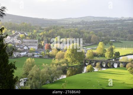 Blick auf das Dorf Inistioge von der Kapelle, den Woodstock Gardens und dem Arboretum Stockfoto