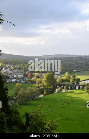 Blick auf das Dorf Inistioge von der Kapelle, den Woodstock Gardens und dem Arboretum Stockfoto