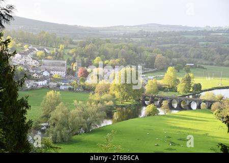 Blick auf das Dorf Inistioge von der Kapelle, den Woodstock Gardens und dem Arboretum Stockfoto