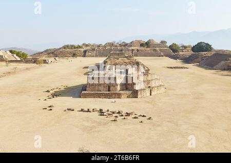 Die atemberaubenden Ruinen auf einem Hügel von Monte Alban, der ehemaligen zapotekischen Hauptstadt Stockfoto