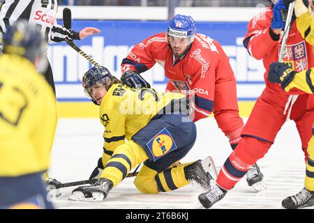 Vaxjo, Schweden. November 2023. Schwedens Mario Kempe (L) und Michael Spacek in der Tschechischen Republik während des Eishockeyspiels der Euro Hockey Tour Karjala Tournament Gruppe H zwischen Schweden und Tschechien in der Vida Arena in Vaxjo, Schweden, am 09. November 2023.Foto: Mikael Fritzon/TT/kod 62360 Credit: TT News Agency/Alamy Live News Stockfoto