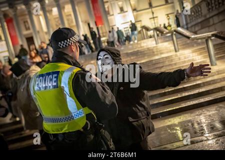 „Million Mask March“-Aktivisten gegen die Regierung marschieren am 5. November durch Westminster. London, Großbritannien Stockfoto