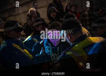 „Million Mask March“-Aktivisten gegen die Regierung marschieren am 5. November durch Westminster. London, Großbritannien Stockfoto