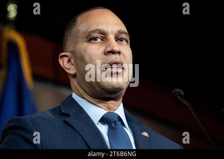 Washington, Usa. November 2023. Der US-Repräsentant Hakeem Jeffries (D-NY) sprach auf einer Pressekonferenz im US-Kapitol. (Foto: Michael Brochstein/SIPA USA) Credit: SIPA USA/Alamy Live News Stockfoto