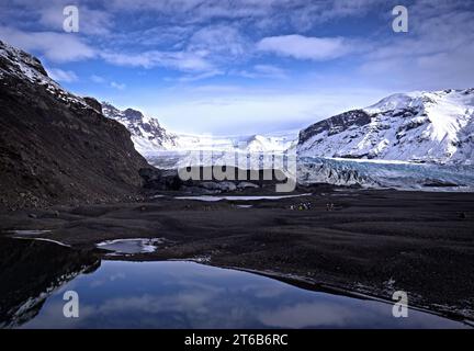 Eine Bergkette mit einem Wasserkörper im Vordergrund Stockfoto