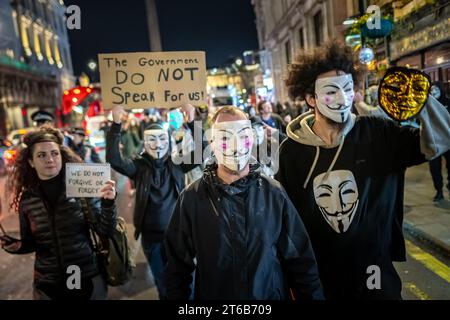 „Million Mask March“-Aktivisten gegen die Regierung marschieren am 5. November durch Westminster. London, Großbritannien Stockfoto