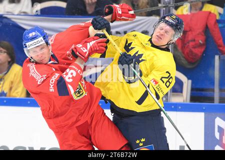 Vaxjo, Schweden. November 2023. Jan Kostalek (L) und Anton Bengtsson (L) in der Tschechischen Republik während des Eishockeyspiels der Euro Hockey Tour Karjala Tournament Gruppe H zwischen Schweden und Tschechien in der Vida Arena in Vaxjo, Schweden, am 09. November 2023. Foto: Mikael Fritzon/TT/kod 62360 Credit: TT News Agency/Alamy Live News Stockfoto