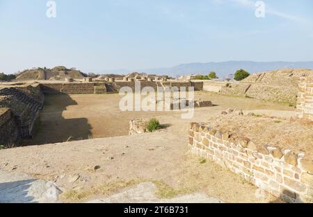 Die atemberaubenden Ruinen auf einem Hügel von Monte Alban, der ehemaligen zapotekischen Hauptstadt Stockfoto