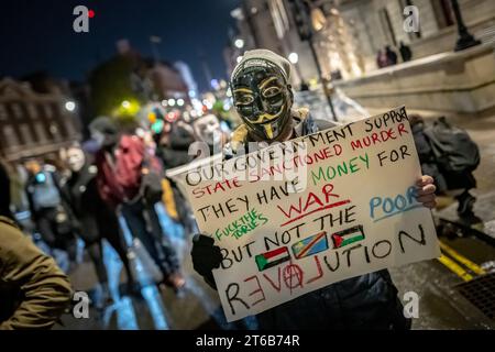 „Million Mask March“-Aktivisten gegen die Regierung marschieren am 5. November durch Westminster. London, Großbritannien Stockfoto