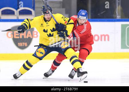 Vaxjo, Schweden. November 2023. Der schwedische Oscar Lindberg (L) und der tschechische Radan Lencin spielen am 9. November 2023 beim Eishockeyspiel der Gruppe H der Euro Hockey Tour Karjala Tournament in der Vida Arena in Vaxjo, Schweden. Foto: Mikael Fritzon/TT/kod 62360 Credit: TT News Agency/Alamy Live News Stockfoto