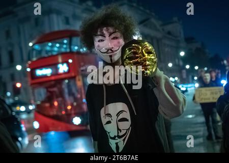 „Million Mask March“-Aktivisten gegen die Regierung marschieren am 5. November durch Westminster. London, Großbritannien Stockfoto