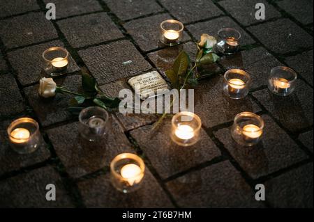 Klang der Stolpersteine Jena eine politisch-künstlerische Aktion Jenaer Bürger, zwar initiiert und koordiniert von Klaus Wegener, Prof. Gerhard Paulus und Till Noack, aber getragen von über 400 Künstlerinnen und Künstlern aus Jena und Umgebung und fast 100 weitere HelferInnen. 9. November, dem Tag der Reichspogromnacht 1938, findet diese in Jena an den Stolpersteinen statt. Ein Stolperstein in Jena mit Kerzen und Rosen Innenstadt *** Klang der Stolpersteine Jena Eine politisch künstlerische Aktion Jenaer Bürger, initiiert und koordiniert von Klaus Wegener, Prof. Gerhard Paulus und Till Noack Stockfoto