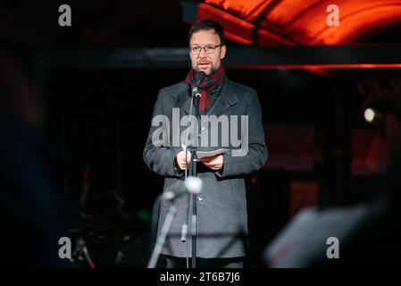 Klang der Stolpersteine Jena eine politisch-künstlerische Aktion Jenaer Bürger, zwar initiiert und koordiniert von Klaus Wegener, Prof. Gerhard Paulus und Till Noack, aber getragen von über 400 Künstlerinnen und Künstlern aus Jena und Umgebung und fast 100 weitere HelferInnen. 9. November, dem Tag der Reichspogromnacht 1938, findet diese in Jena an den Stolpersteinen statt. Oberbürgermeister Dr. Thomas Nitzsche Jena hält eine Rede bei der Gedenkveranstaltung am Westbahnhof, Portrait Innenstadt *** Klang der Stolpersteine Jena Eine politisch künstlerische Aktion Jenaer Bürger, initiiert und Stockfoto