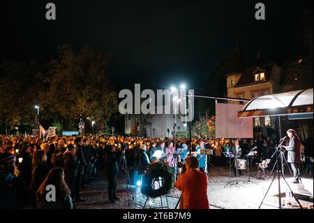 Klang der Stolpersteine Jena eine politisch-künstlerische Aktion Jenaer Bürger, zwar initiiert und koordiniert von Klaus Wegener, Prof. Gerhard Paulus und Till Noack, aber getragen von über 400 Künstlerinnen und Künstlern aus Jena und Umgebung und fast 100 weitere HelferInnen. 9. November, dem Tag der Reichspogromnacht 1938, findet diese in Jena an den Stolpersteinen statt. Hunderte Menschen stehen mit Kerzen vor dem Westbahnhof bei der Gedenkveranstaltung. Israel Flaggen werden getragen. Rechts spricht Oberbürgermeister Dr. Thomas Nitzsche Jena Innenstadt *** Klang der Stolpersteine Jen Stockfoto