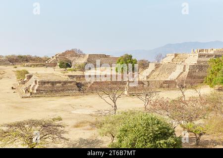 Die atemberaubenden Ruinen auf einem Hügel von Monte Alban, der ehemaligen zapotekischen Hauptstadt Stockfoto