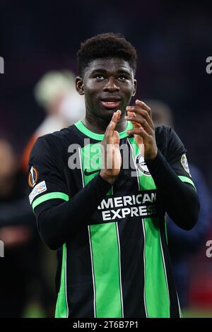 AMSTERDAM, NIEDERLANDE - 9. November 2023: Carlos Baleba von Brighton & Hove Albion applaudiert den Fans nach dem Spiel der UEFA Europa League Gruppe B zwischen AFC Ajax und Brighton & Hove Albion in der Johan Cruyff Arena (Foto: Craig Mercer/ Alamy Live News) Stockfoto