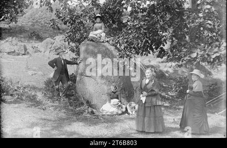 Antikes Foto um 1885, Gruppe von älteren Männern und Frauen im Freien, die Seile ihres Zeltes sind rechts zu sehen. Der genaue Ort ist unbekannt, wahrscheinlich Maine, USA. QUELLE: ORIGINAL 5X8 GLAS NEGATIV Stockfoto