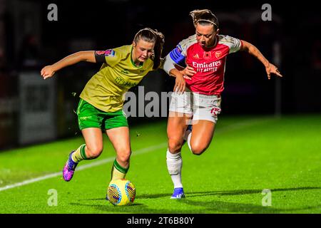 Borehamwood, Großbritannien. November 2023. Tianna Teisar (28 Bristol City) wurde von Katie McCabe (15 Arsenal) beim FA Women's Continental Tyres League Cup Spiel zwischen Arsenal und Bristol City im Meadow Park, Borehamwood, am Donnerstag, den 9. November 2023 herausgefordert. (Foto: Kevin Hodgson | MI News) Credit: MI News & Sport /Alamy Live News Stockfoto