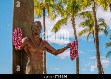 Honolulu, Oahu, HI, USA-29. Oktober 2023: Berühmte Statue von Duke Paoa Kahanamoku, Gründer des Surfens am Waikiki Beach. Stockfoto