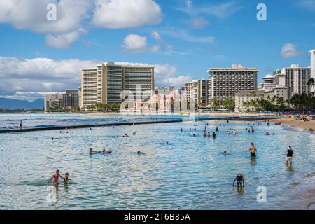 Honolulu, Oahu, HI, USA-29. Oktober 2023: Menschen schwimmen am berühmten Waikiki Beach. Stockfoto