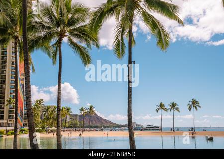 Honolulu, Oahu, HI, USA-29. Oktober 2023: Der berühmte Waikiki Beach mit Palmen und Diamond Head im Hintergrund. Stockfoto