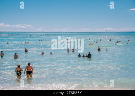 Honolulu, Oahu, HI, USA-29. Oktober 2023: Menschen schwimmen am berühmten Waikiki Beach. Stockfoto