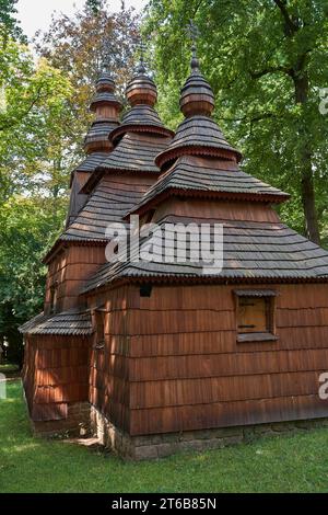 Hradec Kralove, Tschechische Republik - 22. Juli 2023 - Holztempelkirche St. Nikolaus stammt ursprünglich aus dem slowakischen Dorf an einem sonnigen Sommertag Stockfoto