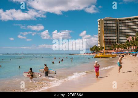 Honolulu, Oahu, HI, USA-29. Oktober 2023: Menschen schwimmen am berühmten Waikiki Beach. Stockfoto