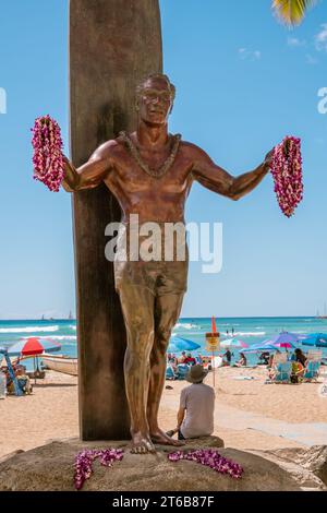 Honolulu, Oahu, HI, USA-29. Oktober 2023: Berühmte Statue von Duke Paoa Kahanamoku, Gründer des Surfens am Waikiki Beach. Stockfoto