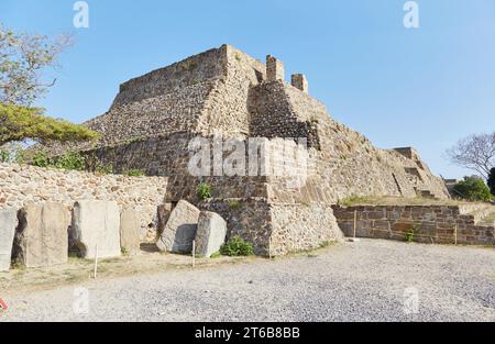 Die atemberaubenden Ruinen auf einem Hügel von Monte Alban, der ehemaligen zapotekischen Hauptstadt Stockfoto