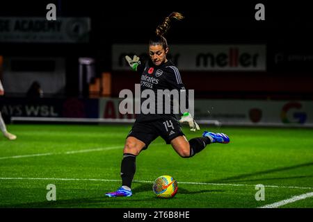 Borehamwood, Großbritannien. November 2023. Torhüterin Sabrina DAngelo (14 Arsenal) gibt den Ball beim FA Women's Continental Tyres League Cup Spiel zwischen Arsenal und Bristol City im Meadow Park in Borehamwood am Donnerstag, den 9. November 2023. (Foto: Kevin Hodgson | MI News) Credit: MI News & Sport /Alamy Live News Stockfoto