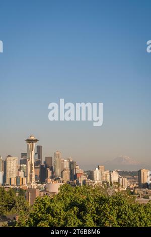 Seattle, WA, USA-5. April 2023: Die Skyline von Seattle, Washington, USA mit dem Space Needle Aussichtsturm und Mt. Ranier im Hintergrund auf a s Stockfoto