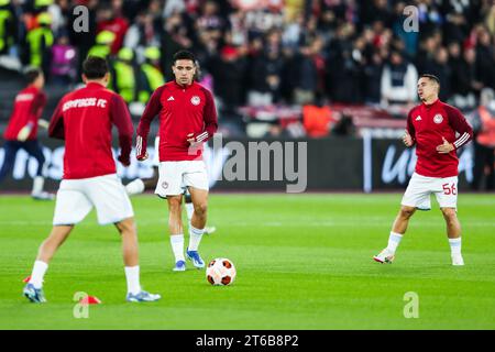 London, Großbritannien. November 2023. Olympiakos’ Francisco Ortega erwärmt sich vor dem Auftakt während des Spiels West Ham United FC gegen Olympiakos FC UEFA Europa League Group A im London Stadium, London, England, Großbritannien am 9. November 2023 Credit: Every Second Media/Alamy Live News Stockfoto