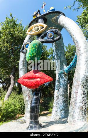 Capalbio, Italien-11. august 2020: Besuch des farbenfrohen Tarotgartens von Capalbio an einem sonnigen Tag. Der Tarot Garden ist ein Skulpturengarten, der auf der eso basiert Stockfoto