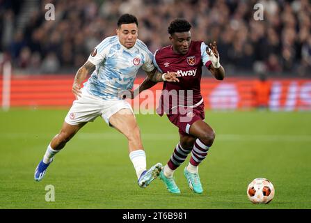 Olympiacos’ Francisco Ortega (links) und Mohammed Kudus von West Ham United kämpfen um den Ball während des Spiels der UEFA Europa League Group A im London Stadium. Bilddatum: Donnerstag, 9. November 2023. Stockfoto