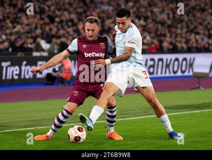 Wladimir Coufal von West Ham United (links) und Francisco Ortega von Olympiacos kämpfen um den Ball während des Spiels der UEFA Europa League Group A im London Stadium. Bilddatum: Donnerstag, 9. November 2023. Stockfoto